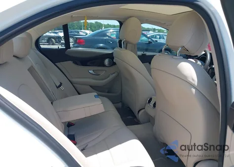 2017 Mercedes-Benz C 300 4Matic/Luxury 4Matic/Sport 4Matic z USA, uszkodzony, nr VIN 55SWF4KB1HU183192